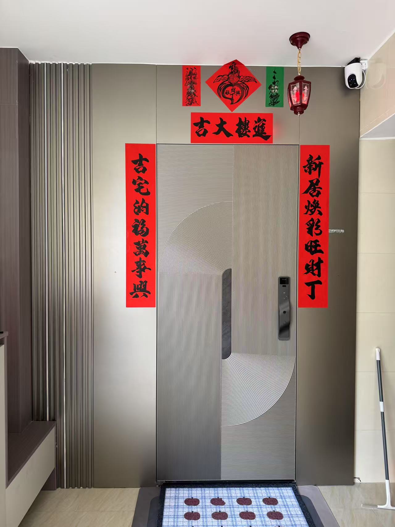 银灰色波浪弧线精雕铝入户门,客户安装实拍