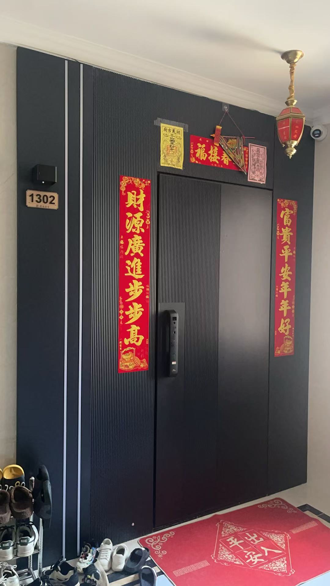 黑色竖纹一门一景入户门,客户实拍(门号1302)