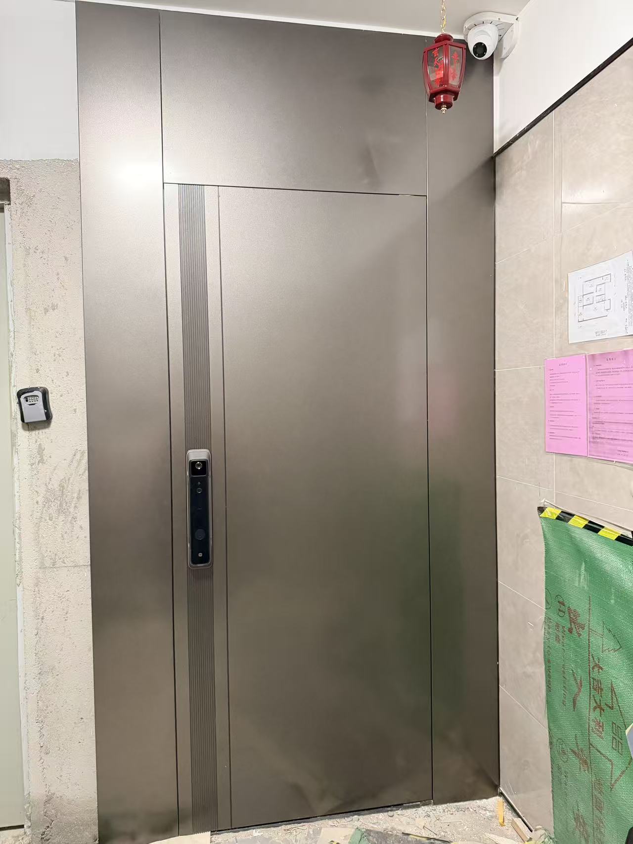 枪灰色极简竖纹入户门,客户安装实拍