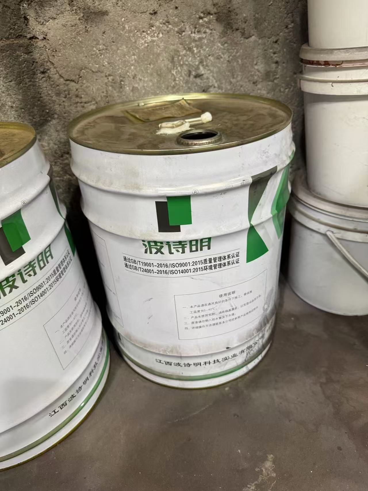 波诗明水性漆桶身特写，厂家与执行标准清晰可见